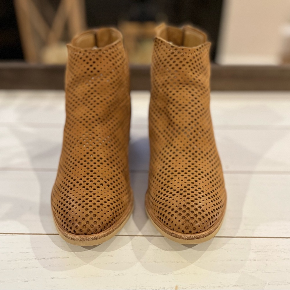 Dolce Vita Tommi Perforated Tan Block heel Ankle Booties Sz 7.5